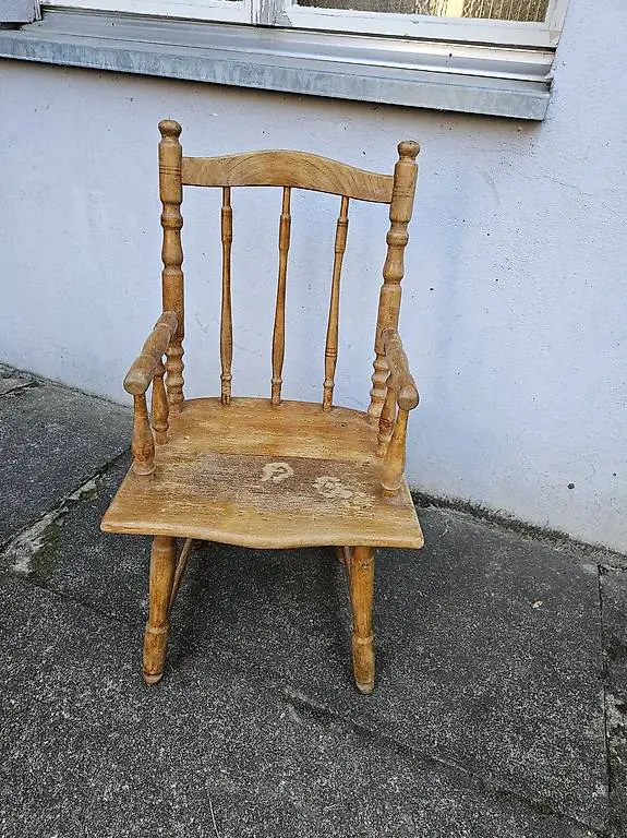 antiker Kinderstuhl