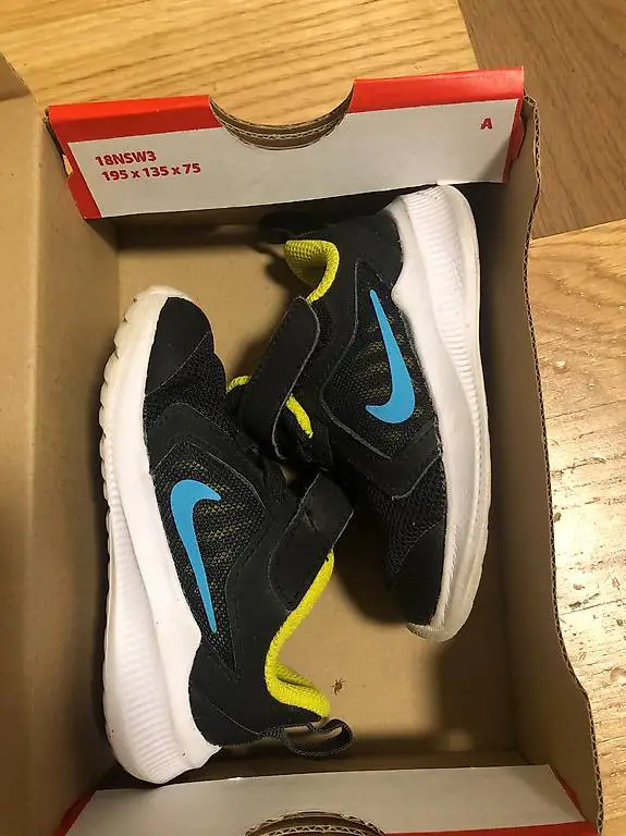 NIKE Kinderschuhe Grösse 21