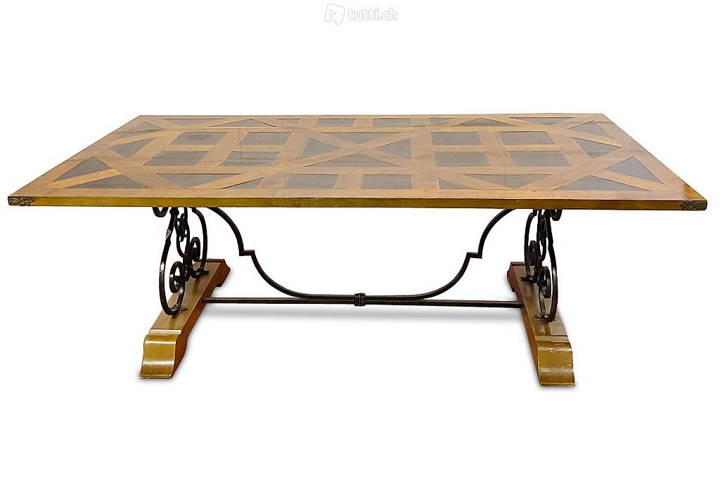  Holztisch mit Eisengestell
