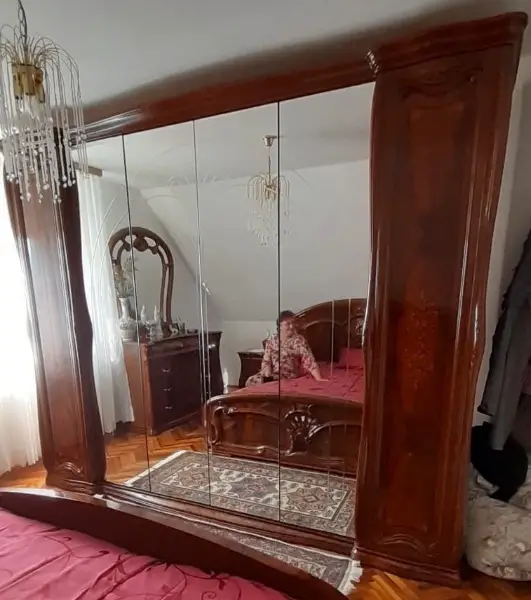 Italienisches Schlafzimmer, mit schönem Muster, echtes Holz