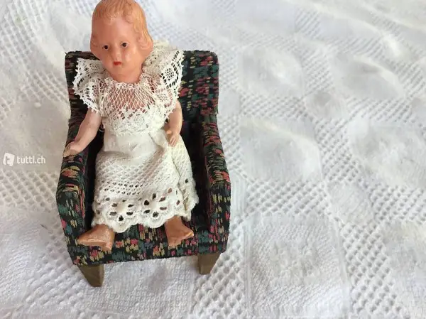  Alter Polstersessel mit Celluloid Puppen Mädchen
