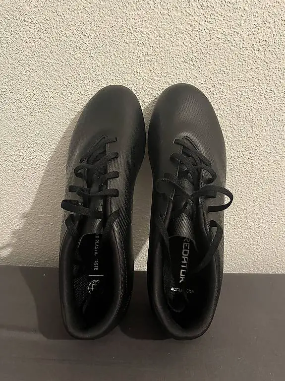 Schwarze Adidas Fussballschuhe