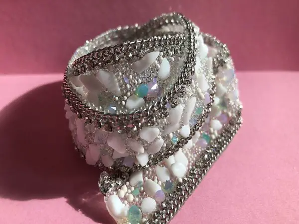 Sehr schönes "Spitzenband" mit div. Steinen /Strass