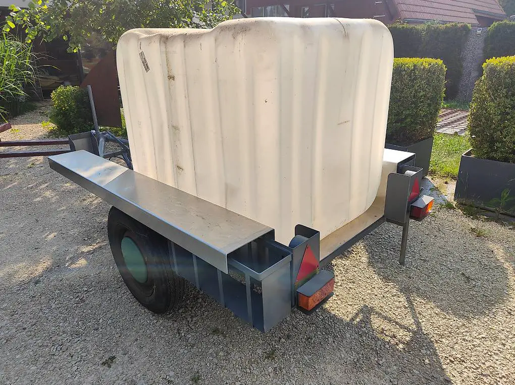 Transportanhänger mit Tränkefass