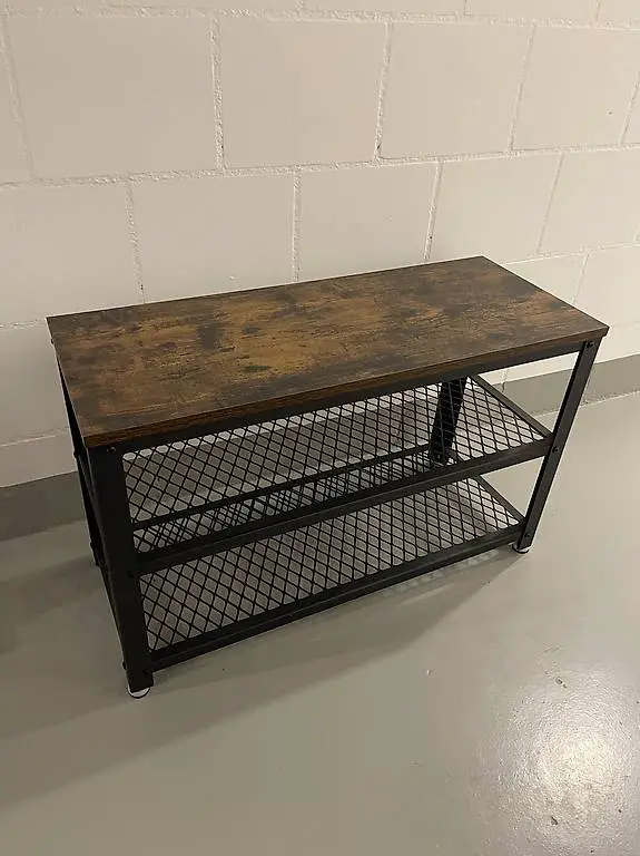 Schuhablage mit Sitzmöglichkeit