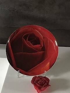 Teller mit roter Rose und Rosenkerze