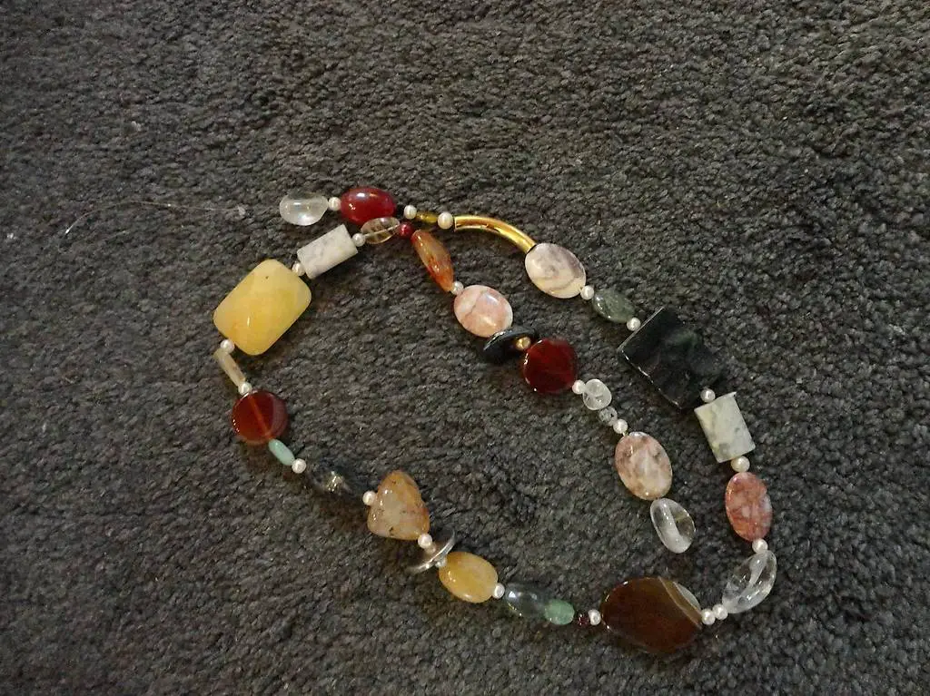 Girlande mit Edel und Kunststeinen.