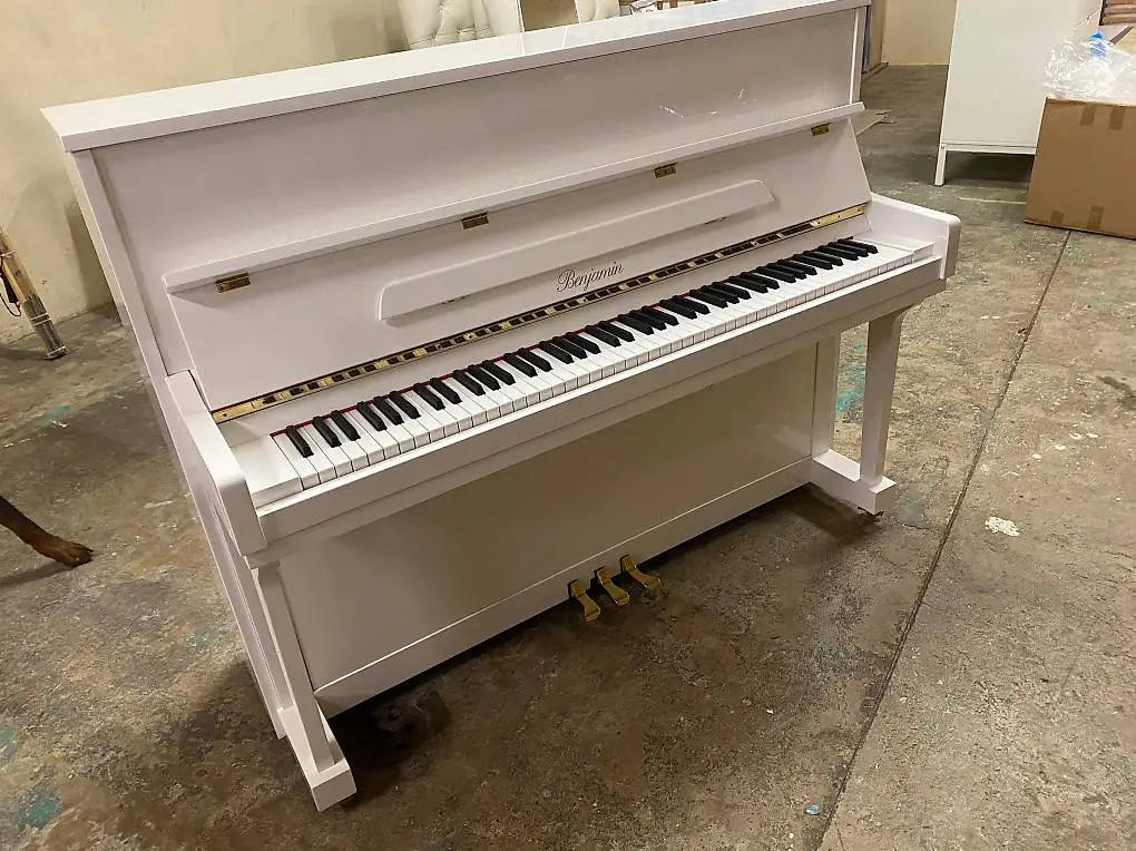 Klavier in weiss Hochglanz Lack