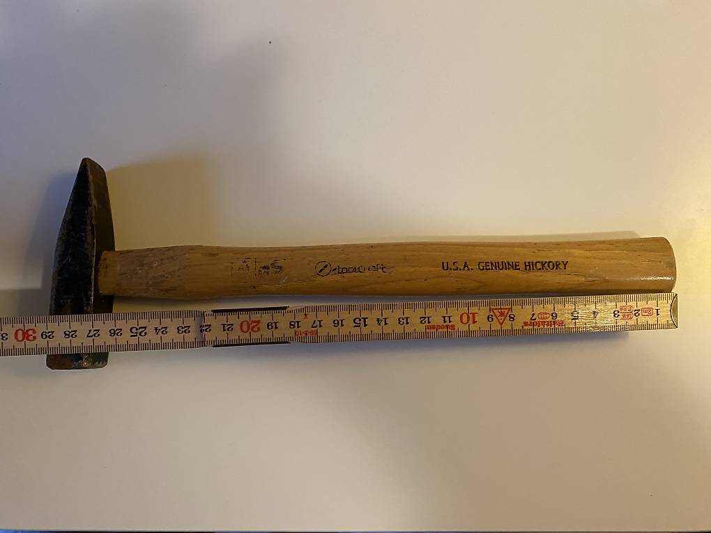 Hammer mit Holzgriff