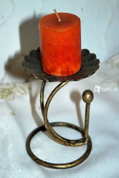 Kerzenhalter mit Kerze (orange) H ca. 15cm.