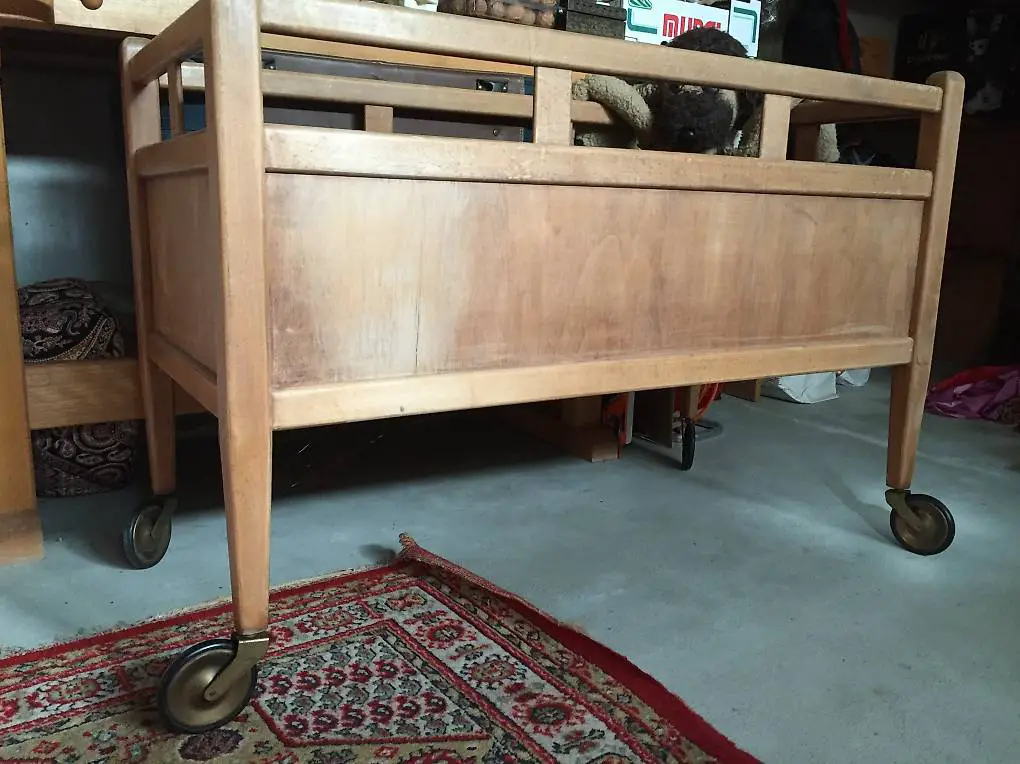 alte Wiege, ca. 1950, aus Holz, mit Matratze und Bettwäsche