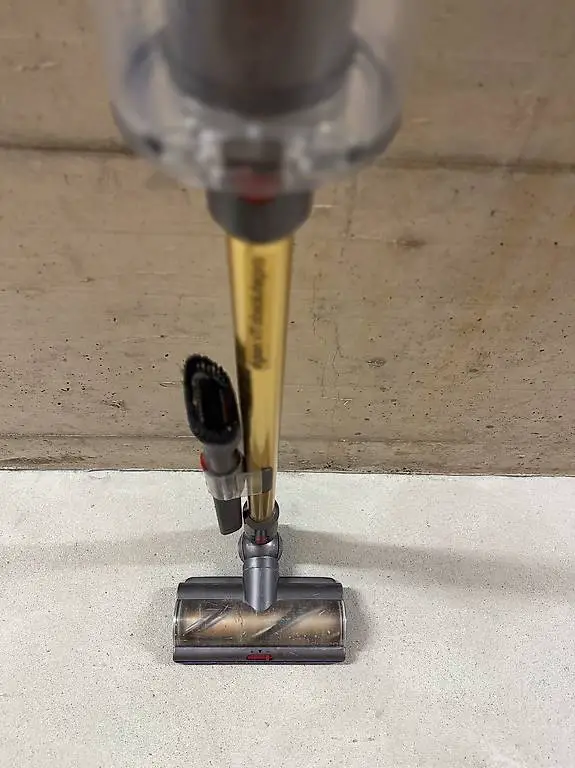 Dyson V11 Absolut Pro mit viel Zubehör.