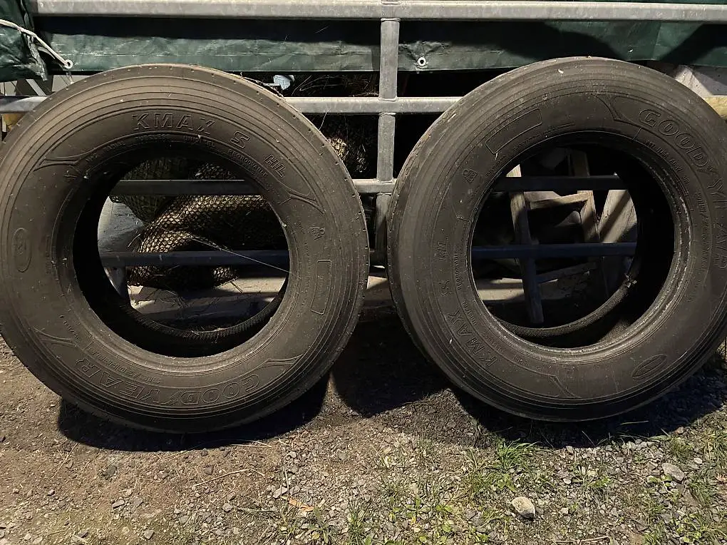 Zu verschenken 2 Lastwagenpneus