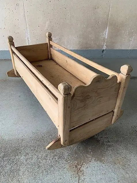 antikes Kinderbett
