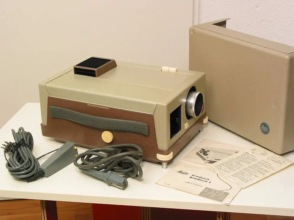 LEITZ Pradovit original 1959 + Hektor 2.5 10-cm Diaprojektor