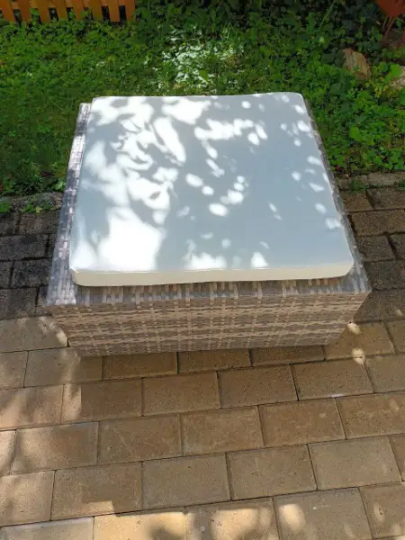 Gartenstuhl grau mit weissen Kissen