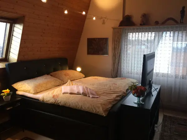 Möbliertes Zimmer mit eigenem Bad