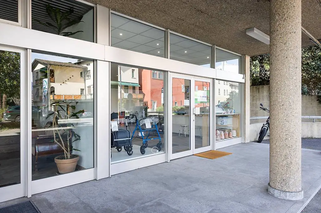 luminoso spazio commerciale ad agno