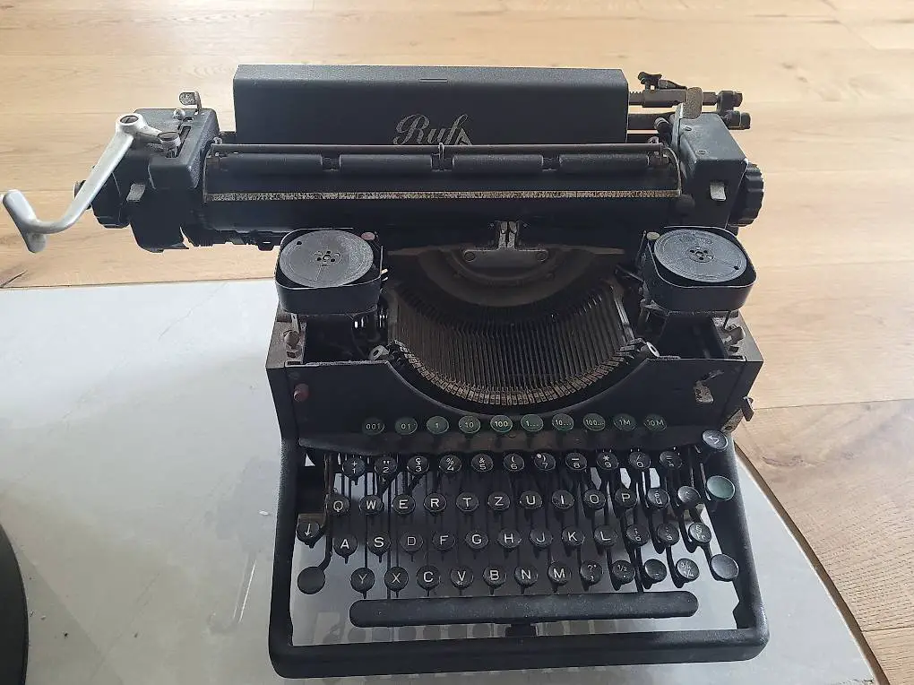 RUF Schreibmaschine antik Sammlerstück