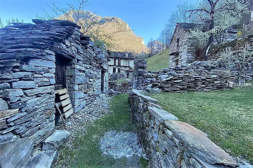  2 rustici da riattare / 2 Rustici zum Ausbauen