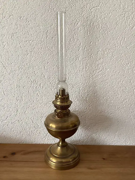 Petrollampe mit Messingfuss antik.