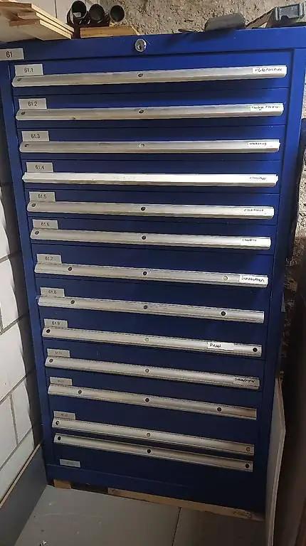 Werkzeugschrank mit 13 Schubladen