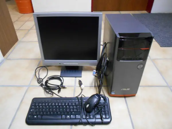 Computer, Bildschirm, Tastatur, Maus