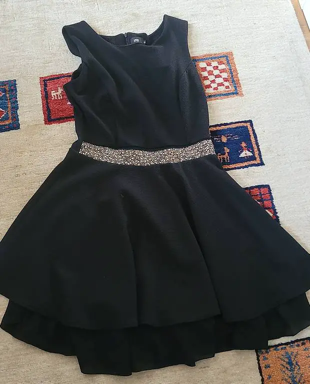 Elegantes Schwarzes Kleid mit Verzierung Gr. M