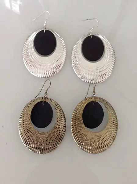 sehr schöne moderne Ohr-ringe