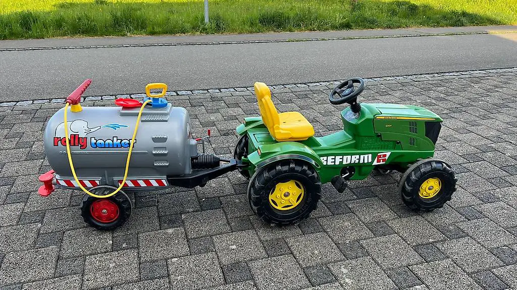 Kindertraktor mit Güllewagen