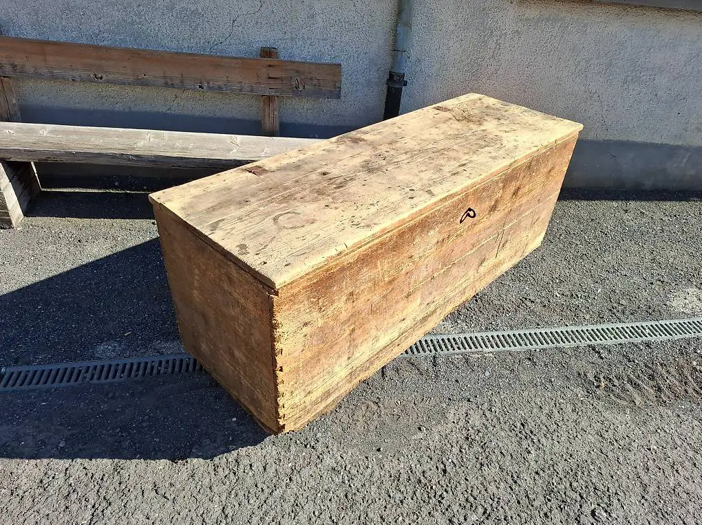 Urchige Antike Futtertruhe aus Tannen Massivholz