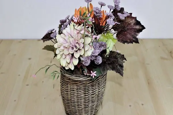 Korb (Kirschenlese) mit Trockenblumenarrangement