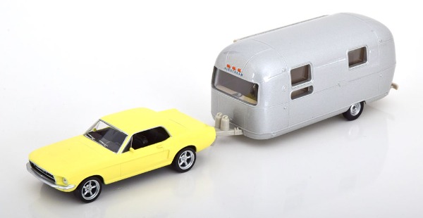 NEU: Ford Mustang Coupé 1967 gelb mit Wohnwagen Airstream