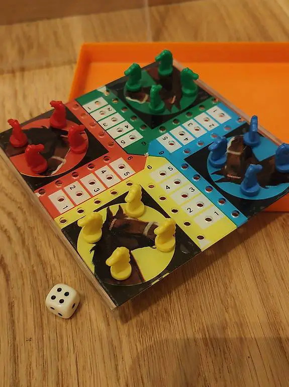 Nostalgisches Mensch ärgere dich nicht Reise