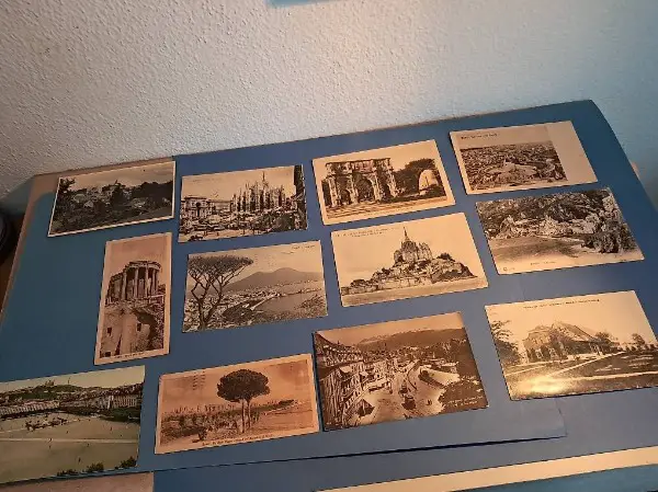 Vecchie cartoline affrancate .