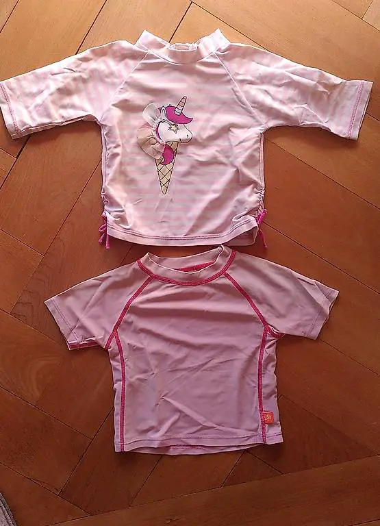2 Badeshirts Einhorn und Lässig 12-18 Mt.