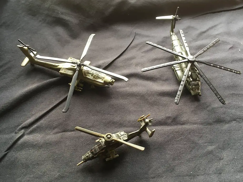 Alte Militär Spielsachen: Kanone, Helikopter, Bäume