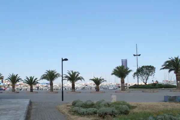 Erschlos. Baugrund 13500m. Strand 1500m.