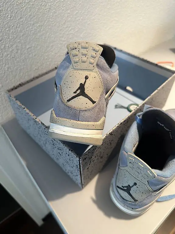 Jordan 4 Retro University Blue (Size 9)