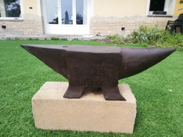 Ich verkaufe einen antiken Amboss / vendo incudine