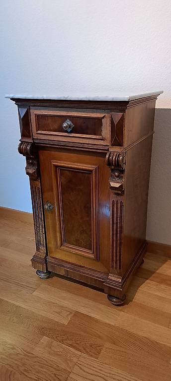 altes Nachtkästchen mit Marmorstein