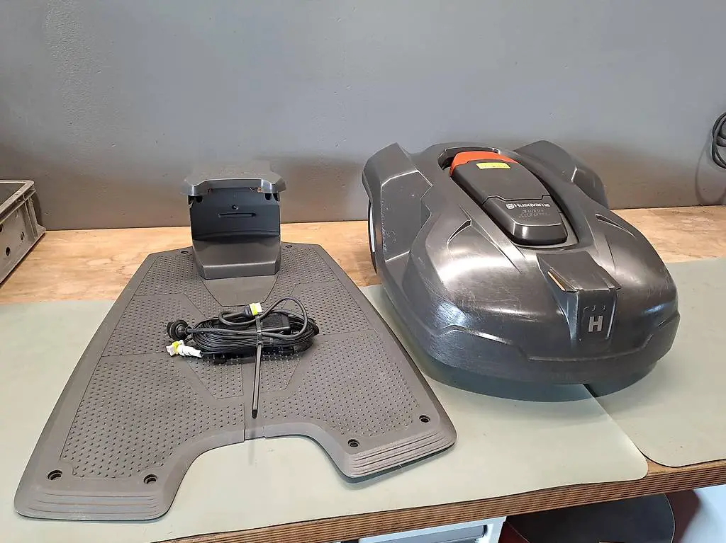 Rasenmäh-Roboter Automower Husqvarna 420 mit Ladestation