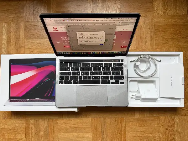 Apple MacBook Pro 13" M2 256GB silver, neuwertig mit OVP