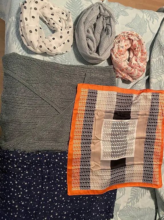 Verschiedene Schals Foulards