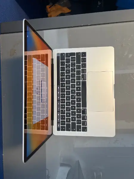 MacBook Pro 13" 2017 Silber, Touch Bar, 1TB SSD, 8GB RAM