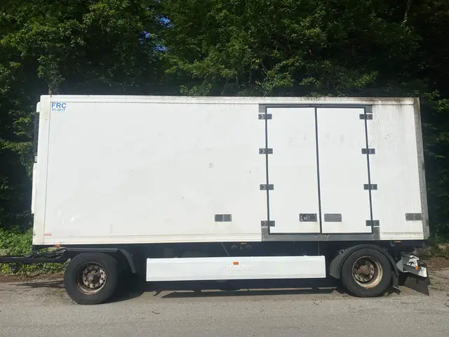 KRONE, AZF18, Kunststoffkoffer isoliert