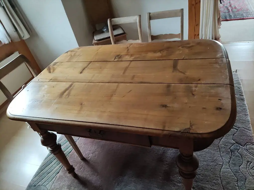 Tisch antik und 4 Stühle