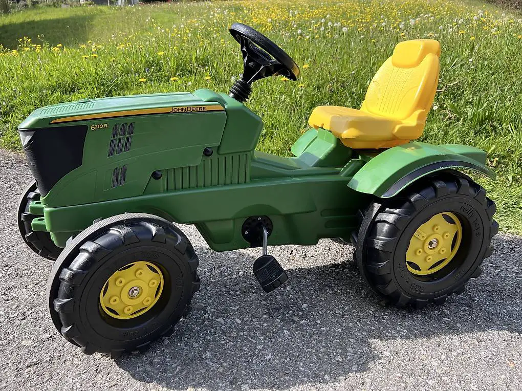 Trettraktor mit Schneepflug