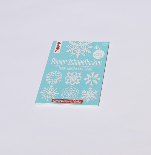 Papier Schneeflocken Falten, Ausschneiden fertig
