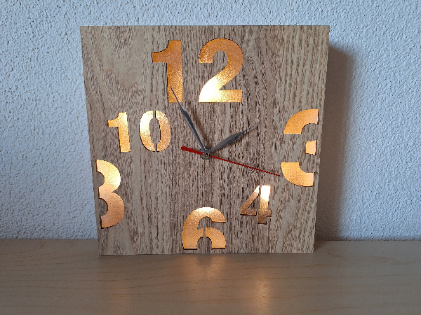 Wanduhr mit Zahlen, mit Beleuchtung (Ein/Aus)